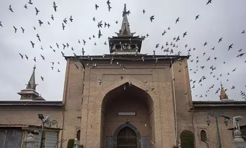 J&K Police Seal Jama Masjid, Block Funeral Prayer of Mirwaizs kin J&K Police Seal Jama Masjid, Block Funeral Prayer of Mirwaizs kin