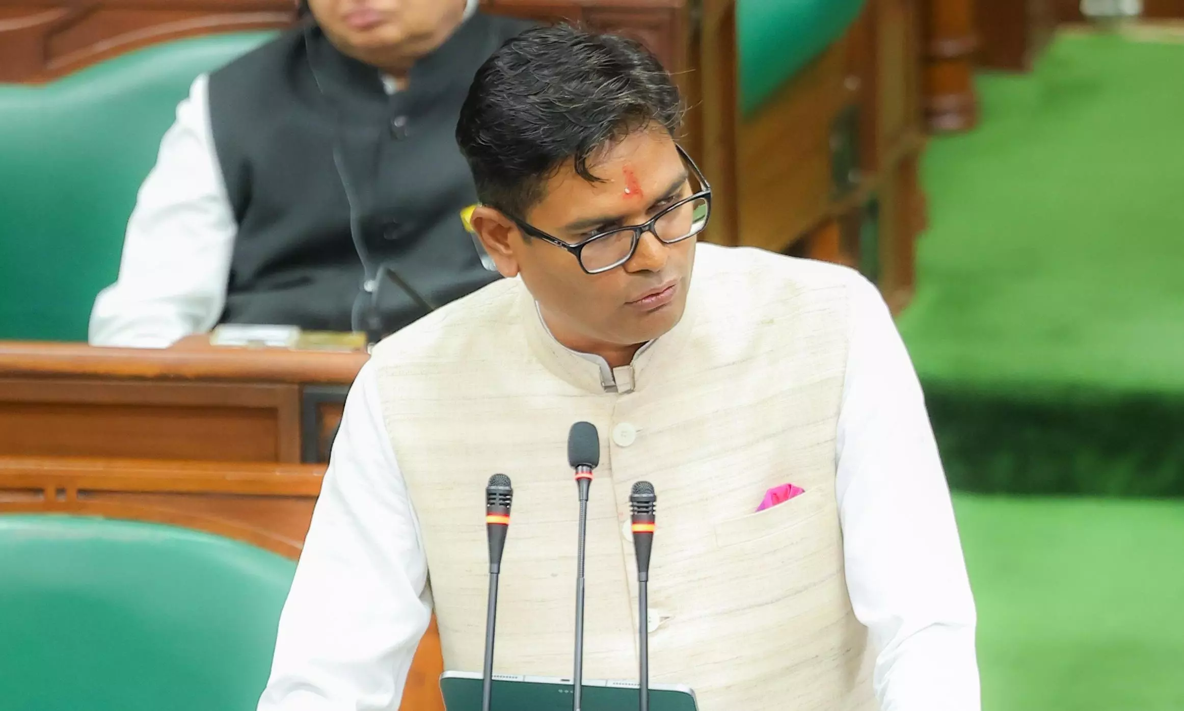C’garh: In a first, C’garh finance minister presents hand written budget in Assembly