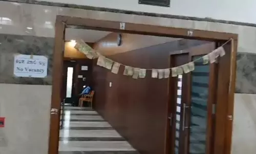 KSOU Non-Teaching Staff Protest Corruption With Currency Garland