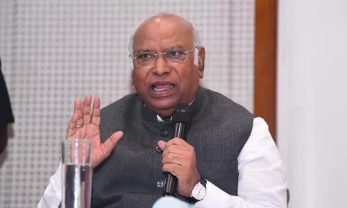 Kharge Sees Bid to Destabilise Karnataka Government, Urges Unity Kharge Sees Bid to Destabilise Karnataka Government, Urges Unity