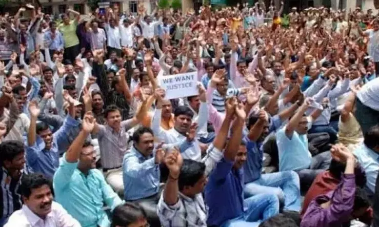 Jobless Teachers Lay Siege to SSC Office in Kolkata