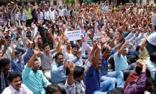 Jobless Teachers Lay Siege to SSC Office in Kolkata