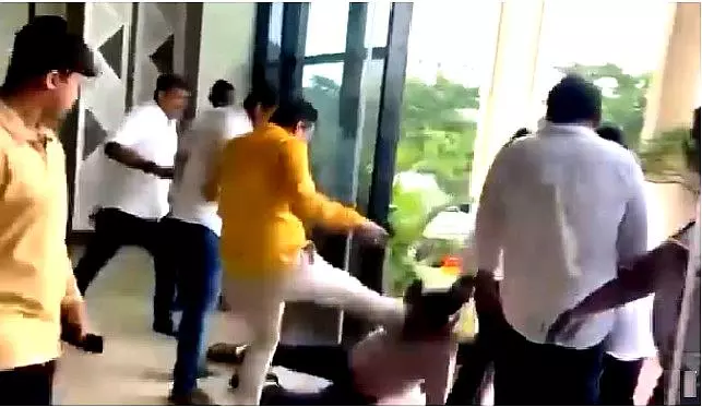 Odisha: Senior Bureaucrat Assaulted Inside BMC Office; Three Arrested Odisha: Senior Bureaucrat Assaulted Inside BMC Office; Three Arrested