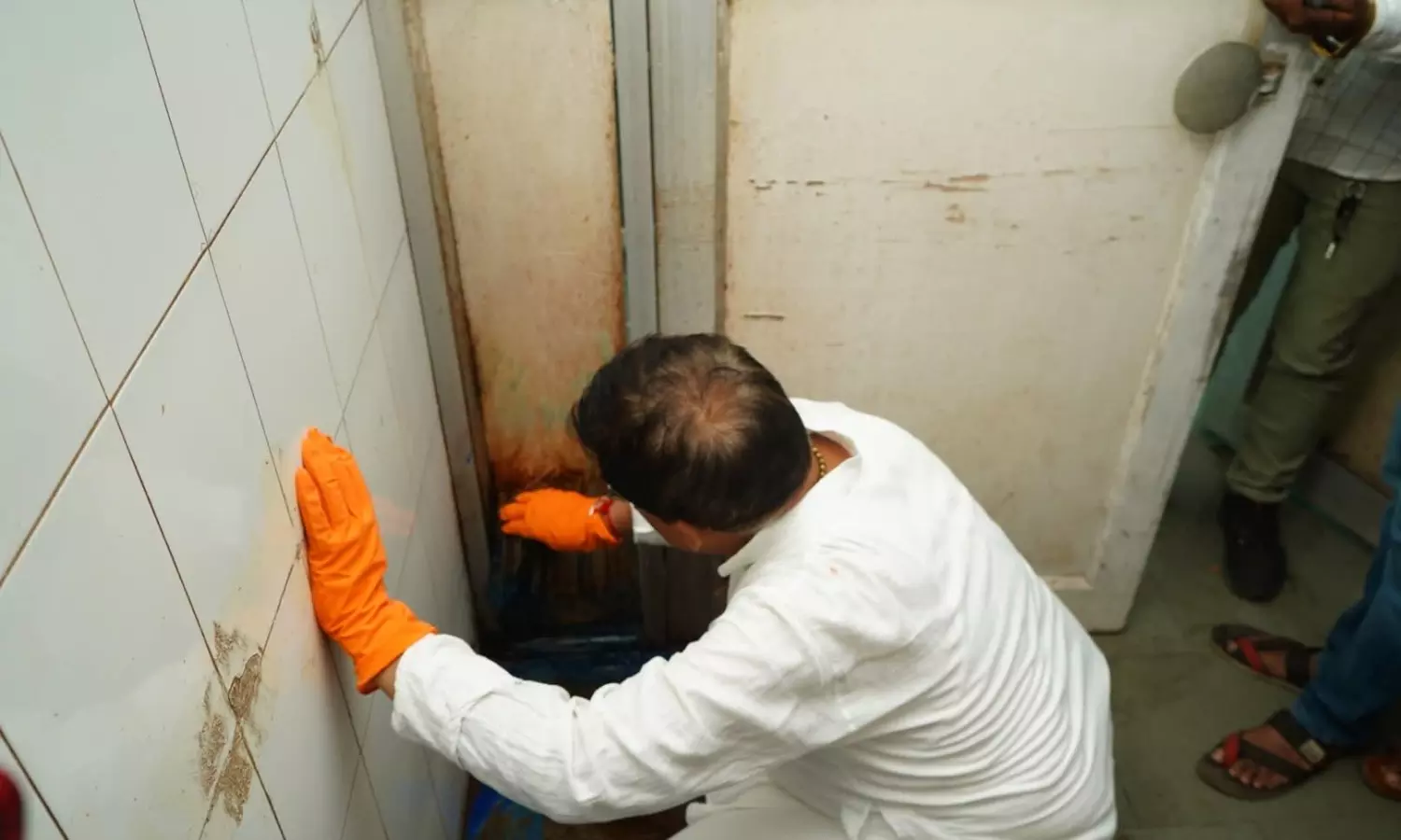 Minister Cleans Hospital Toilet, Garlands Health Official ‘As Punishment’ for Not Doing Duty