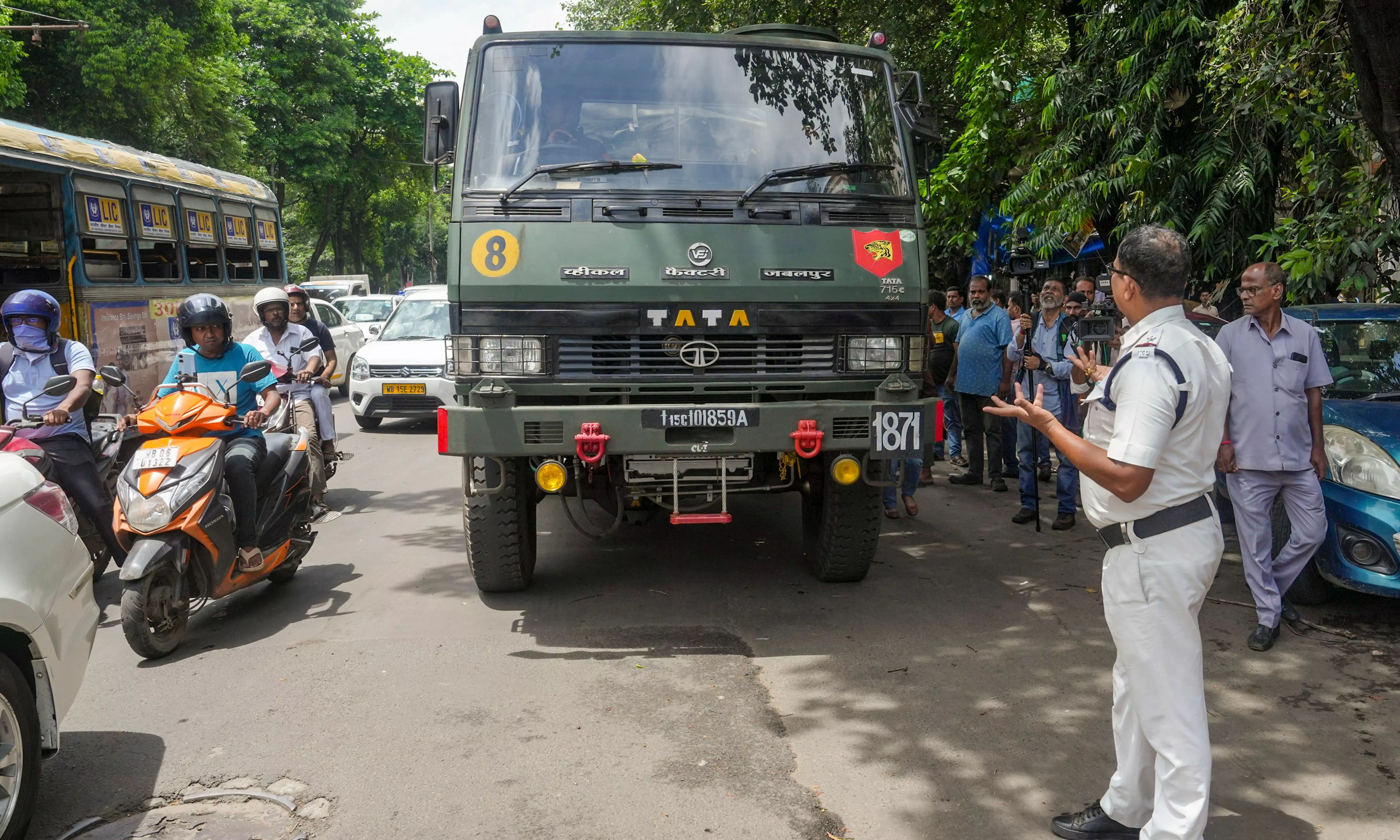 Kolkata Police Halts Army Truck for Reckless Driving