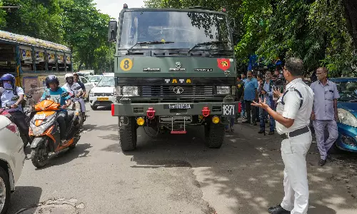 Kolkata Police Halts Army Truck for Reckless Driving