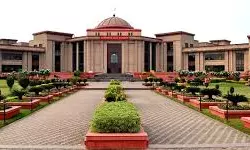 Chhattisgarh HC Refuses to Quash FIR Against Logistic Company Employees for Delivering Prohibited Knives, Used in Murder