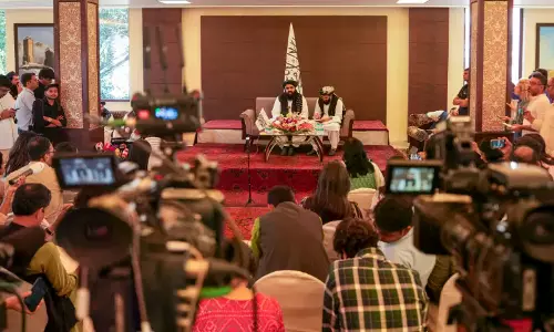 Afghan FM Meets Women Journalists After Gender Bias Row