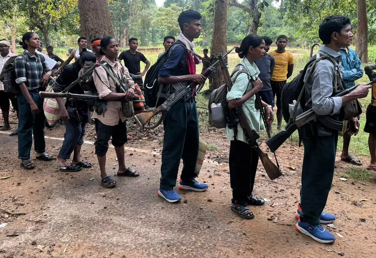 21 Maoists Including a Dozen Senior Cadres Surrender Along With Automatic Weapons 21 Maoists Including a Dozen Senior Cadres Surrender Along With Automatic Weapons