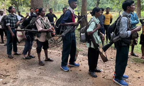 21 Maoists Including a Dozen Senior Cadres Surrender Along With Automatic Weapons 21 Maoists Including a Dozen Senior Cadres Surrender Along With Automatic Weapons