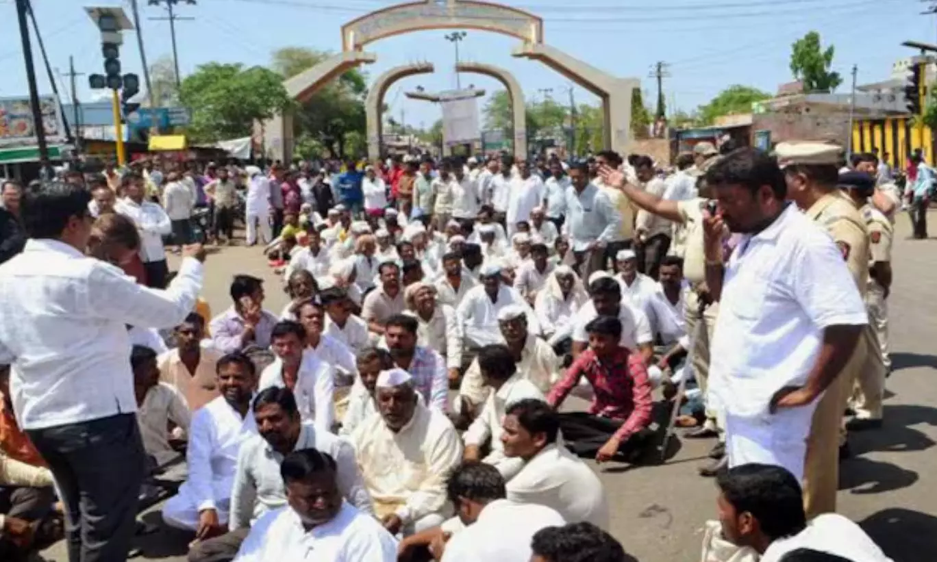 Shiv Sena Ministers Boycott Cabinet Meeting Over BJP Poaching Shiv Sena Ministers Boycott Cabinet Meeting Over BJP Poaching