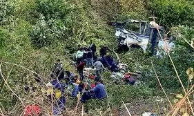 15 Injured As Bus Plunges 70 Feet Into Gorge 15 Injured As Bus Plunges 70 Feet Into Gorge