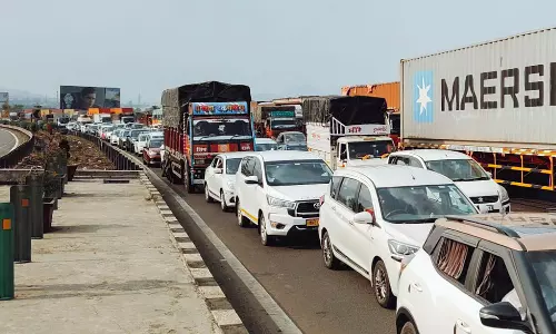 Gas Tanker Accident Chokes Mumbai-Pune Expressway Gas Tanker Accident Chokes Mumbai-Pune Expressway